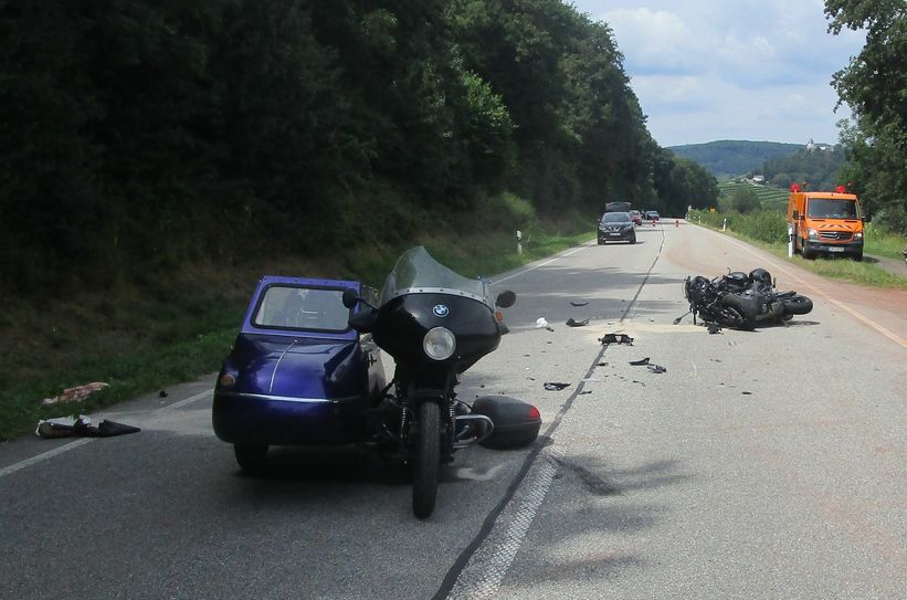 Bei diesem Unfall auf der B 53 bei Zell wurden am 19. Juli 2020 vier Motorradfahrer schwer verletzt.