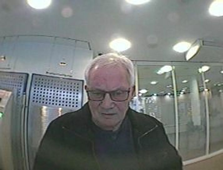 Der Täter hat an mehreren Bankautomaten Geld abgehoben. Foto: Polizei