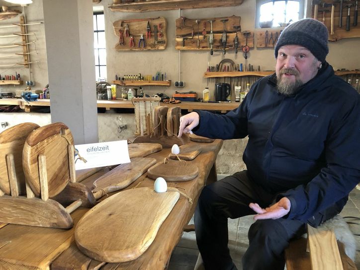 Aus heimischer Eiche fertigt Arnim Pietralla Frühstücksbrettchen und mehr. mn-Foto
