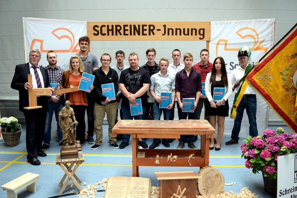 Insgesamt zwölf erfolgreiche Azubis des Schreinerhandwerks konnten in Leimbach ihre Gesellenbriefe in Empfang nehmen. Foto: Th. Wirtz