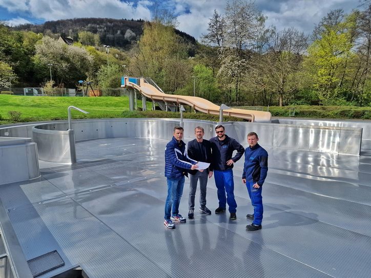 Werkleiter Jochen Stumm, Bürgermeister Thomas Jung, die beiden Bademeister Arthur Domke und Niklas Kaiser (von li. nach re. ) freuen sich gemeinsam auf die Eröffnung des Jahnbades an Muttertag.