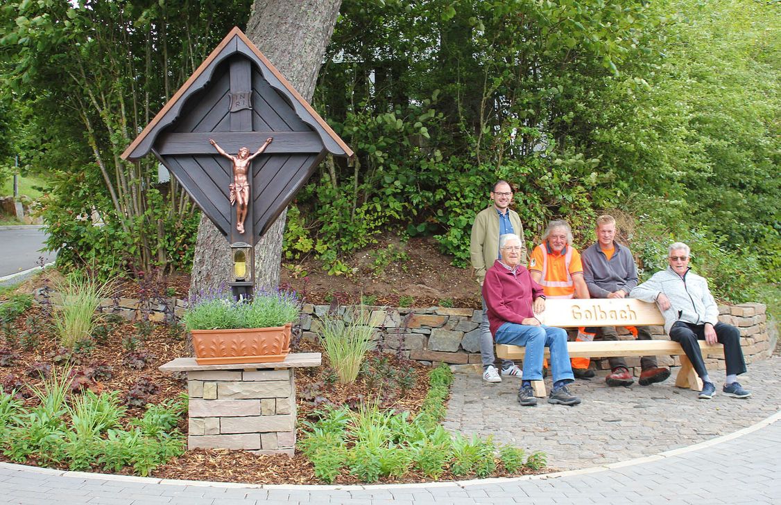 Edi Hergarten (v.r.), die Bauhofmitarbeiter Matthias Gabriel und Gerd Klinkhammer, Ortsvorsteher Emmanuel Kunz und Udo Hensch freuen sich über den runderneuerten Dorftreffpunkt an der Oberstraße.