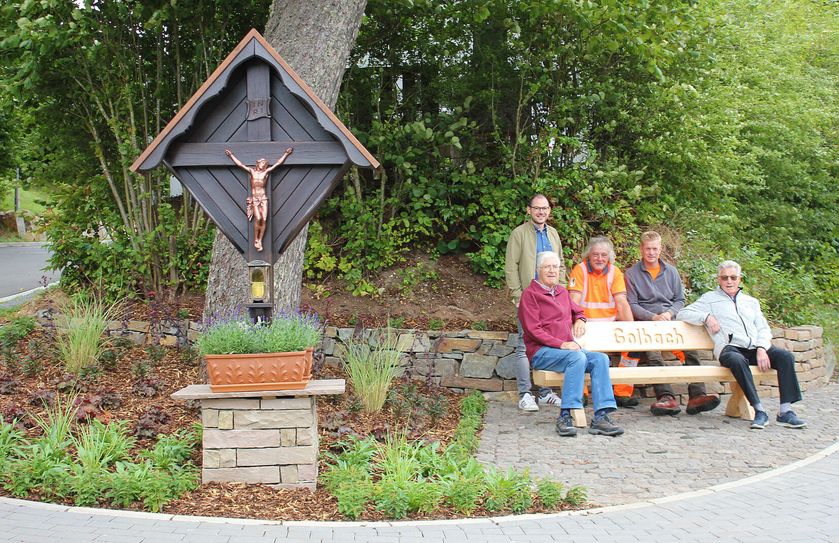 Edi Hergarten (v.r.), die Bauhofmitarbeiter Matthias Gabriel und Gerd Klinkhammer, Ortsvorsteher Emmanuel Kunz und Udo Hensch freuen sich über den runderneuerten Dorftreffpunkt an der Oberstraße.