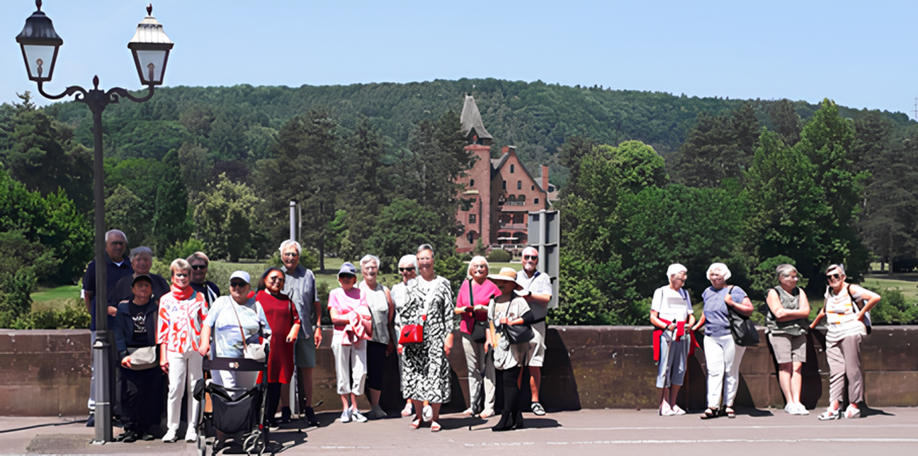 Die Seniorengruppe aus St. Aldegund beim Besuch des historischen Villeroy & Boch-Geländes in Mettlach.