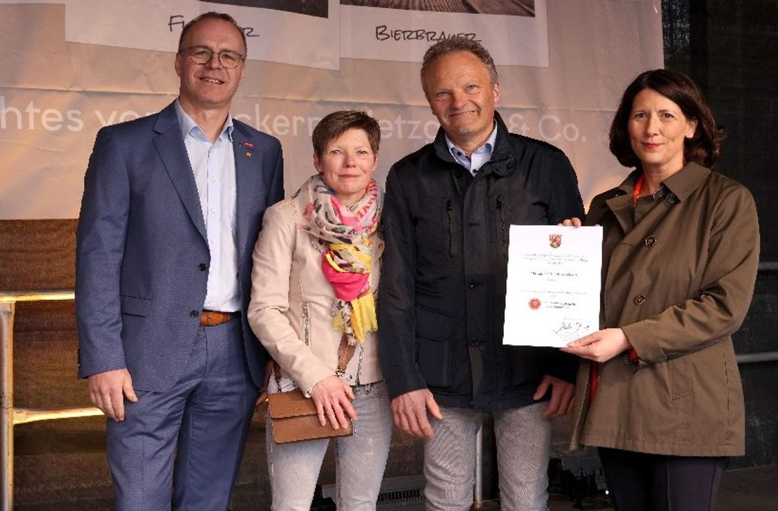 Wirtschaftsministerin Daniela Schmitt (re.) überreichte die Urkunde in Mainz.