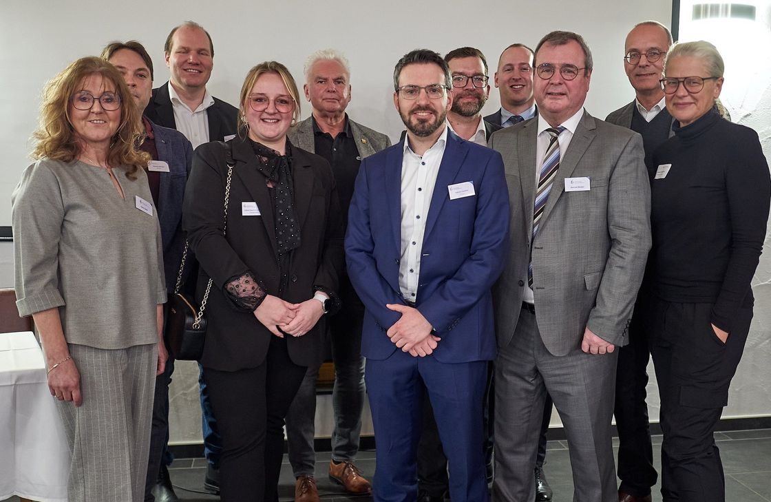 (v.l.): Karin Oster, Yannick Lämmel, Thilo Barzen, Laura Opsomer-Schwaab, Bruno Hebel, Patrick Clemens, Dr. Björn Müller, Matthias Bungert, Konrad Becker, Frank Weigelt und Katrin Schöner.