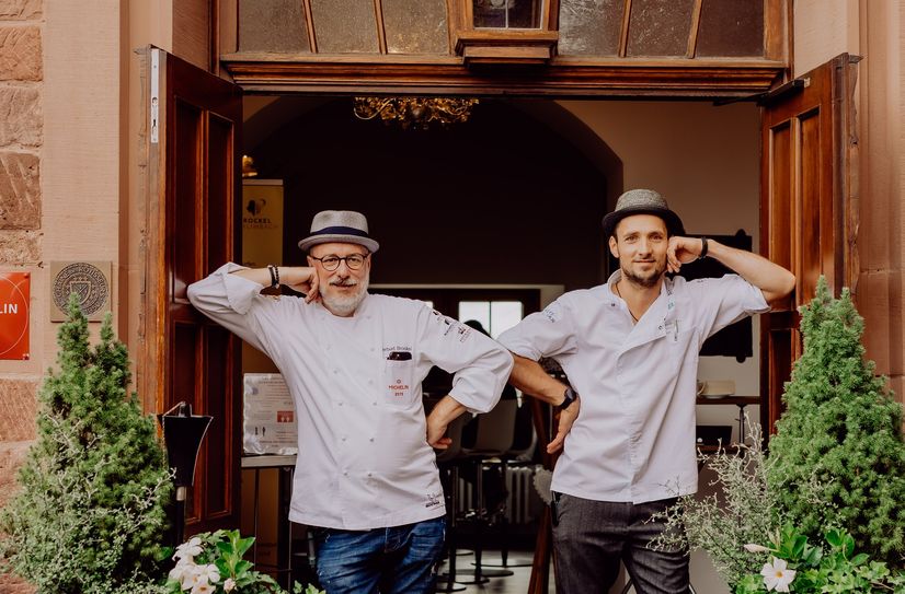 Die zwei Sterneköche, Herbert Brockel und Tobias Schlimbach kämpfen im Burgrestaurant Nideggen für herzkranke Kinder.