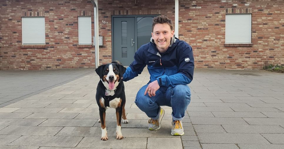 Stefan Meis und seine Eltern sind stolz auf ihre Hündin Lilly. Sie hat ihnen allen das Leben gerettet, als hier im Haus die Gastherme brannte und niemand außer ihr den Rauchmelder im Keller hörte.