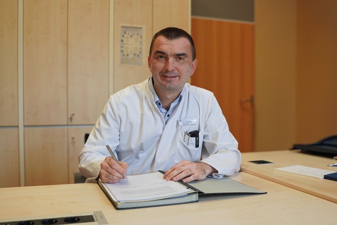 Dr. Petr Rodionov bei der Unterzeichnung seines Vertrags als neuer Chefarzt der Chirurgie 2 am Klinikum Mutterhaus.