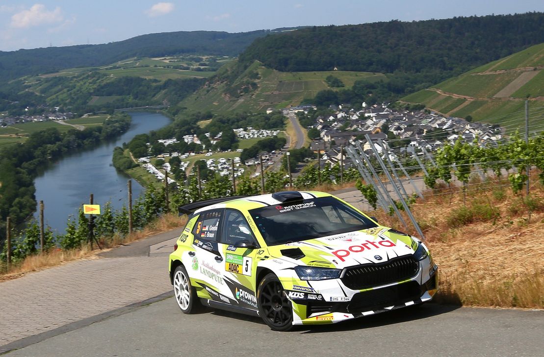 Lokalmatador Marijan Griebel und sein Co-Pilot Tobias Braun gehen im Škoda Fabia RS Rally2 auf Punktejagd.