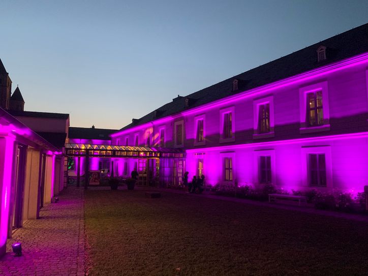 Bunte Beleuchtung des Museums am Dom in der Museumsnacht.