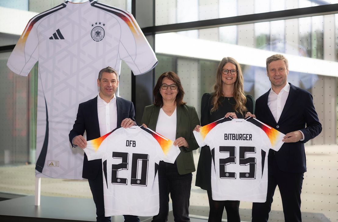(v.l.n.r.) : Sebastian Holtz (Geschäftsführer Vertrieb und Marketing Bitburger Braugruppe), Heike Ullrich (DFB-Generalsekretärin), Stephanie Bullmann (Head of Media & Digital Bitburger Braugruppe) und Dr. Holger Blask (Vorsitzender der Geschäftsführung der DFB GmbH).