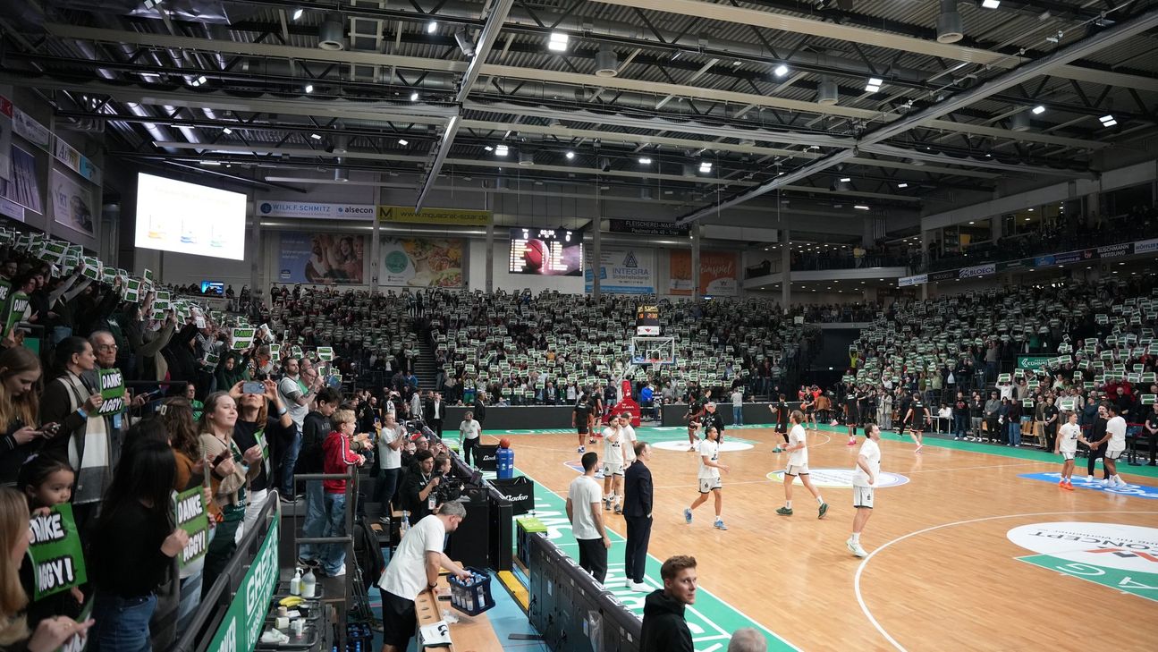 Die gesamte Arena nahm an der Choreo teil.