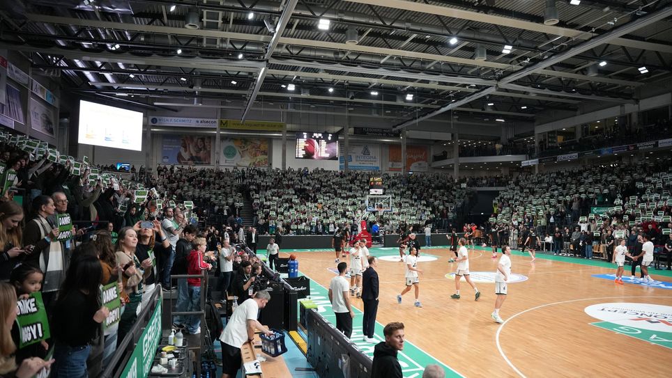 Die gesamte Arena nahm an der Choreo teil.