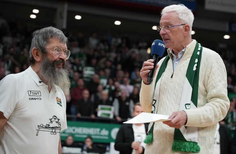 Oberbürgermeister der Stadt Trier Wolfram Leibe (rechts) mit Vereinslegende "Aggy" (links).