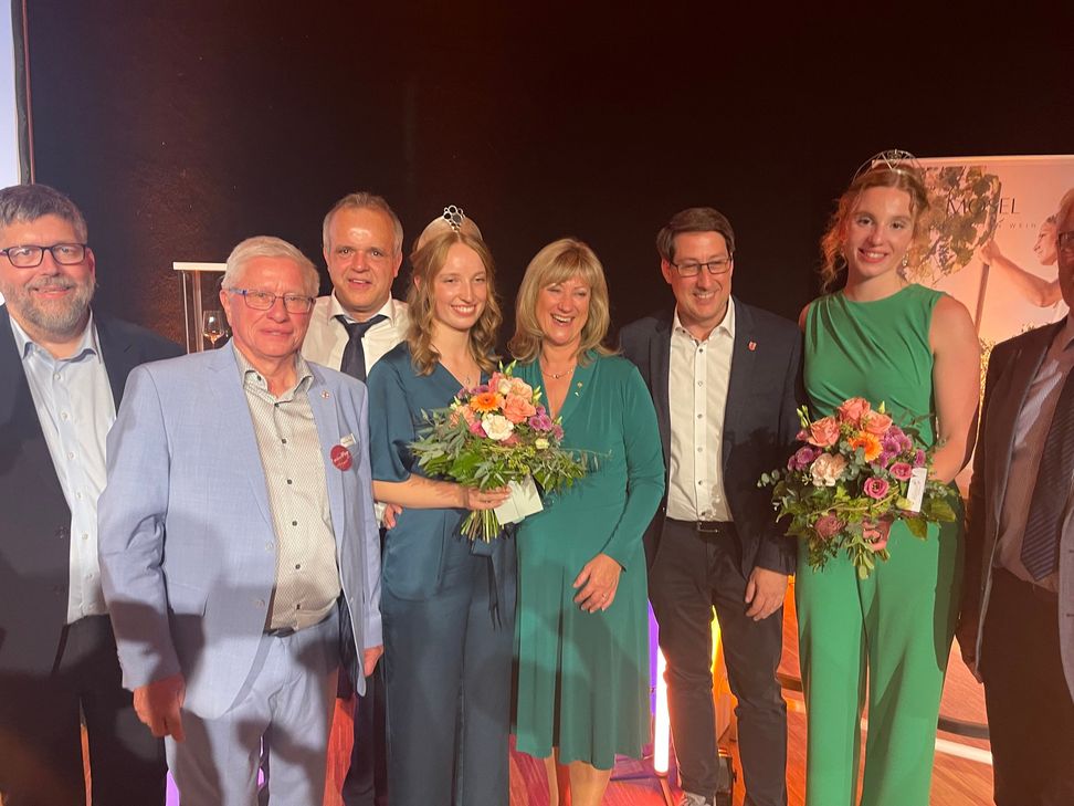 Anna Zenz ist die neue Mosel-Weinkönigin. Zu den ersten Gratulanten zählte Landrätin Anke Beilstein.