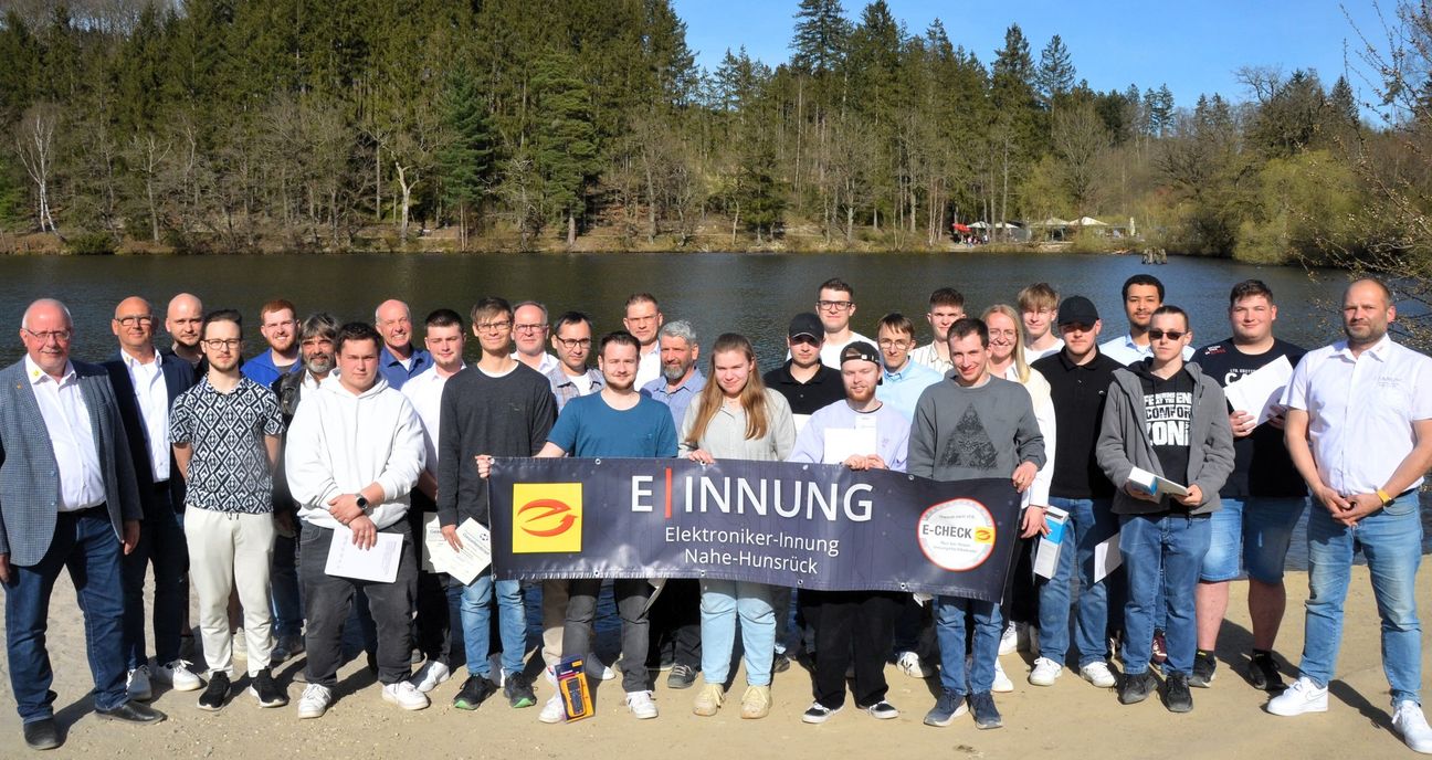 Alle Junggesellen mit Innungsobermeister, Prüfungsausschüssen und Fachlehrern am See im Rheinböller Tierpark.