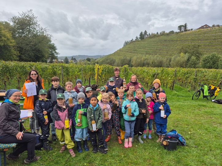 Impressionen vom Trierer Kinderwingert-Projekt 2025 beim Weingut von Nell in Trier-Olewig (teilnehmende Kinder mit dem selbst erzeugten Traubensaft)
