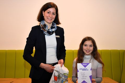 Die Siegerin des Kreisentscheides, Fiona Noll, erhielt die Urkunde von Stefanie Sakwerda, Geschäftsbereichsleiterin der Kreisverwaltung.