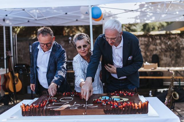 Feierlicher Anschnitt des Jubiläumskuchens „20 Jahre Hospiz Trier“
(v.l.n.r.: Stefan Metzdorf – Landrat des Landkreises Trier-Saarburg, Ruth Krell - Vereinsvorsitzende des Hospiz Vereins Trier, Wolfram Leibe – Oberbürgermeister der Stadt Trier)