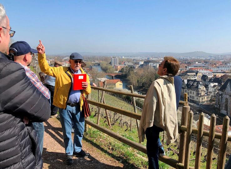 Bei der Aktion „Kultur und Wein“ werden die Kultur- und Weinbotschafter an der Nahe von 13 bis 17 Uhr Führungen durch den Schlosspark, die Historische Neustadt sowie zur Kauzenburg anbieten.