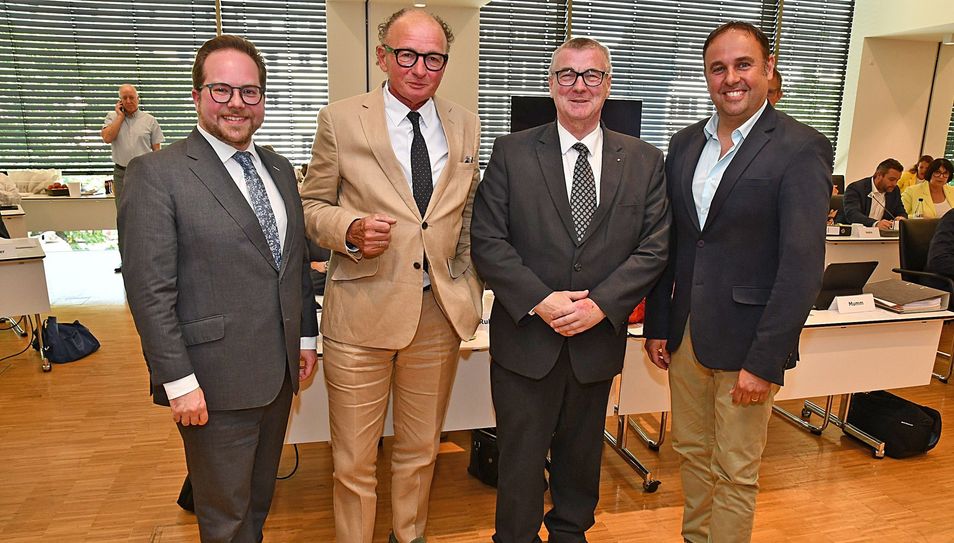 Landrat Dr. Alexander Saftig und der Erste Kreisbeigeordnete Pascal Badziong mit den neuen ehrenamtlichen Beigeordneten.