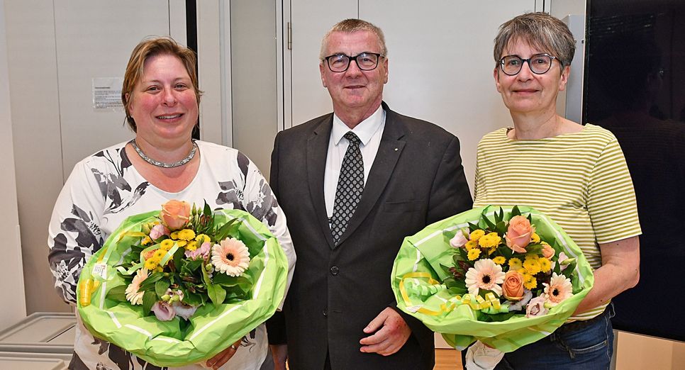 Landrat Dr. Saftig verabschiedet die Kreisbeigeordneten Birgit Meyreis und Judith Lehnigk-Emden.