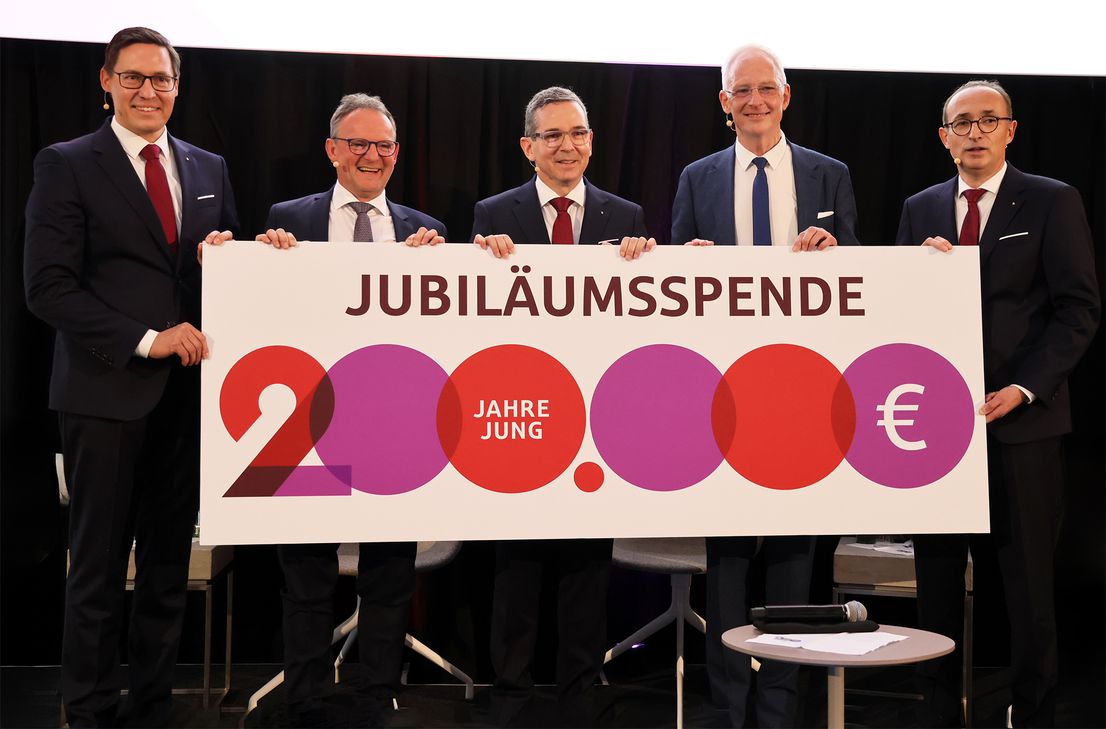 Bei einem Festakt übergab der Vorstand der Sparkasse Trier die Jubiläumsspende von 200 000 Euro für den Landkreis und die Stadt Trier an Landrat Stefan Metzdorf (2. v.l.) und Oberbürgermeister Wolfram Leibe (2. v.r.)