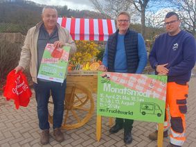 Christof Kramp, Stadtbürgermeister Andreas Reymann und Dennis Dubiel vom Städtischen Bauhof vor dem neuen Marktwagen