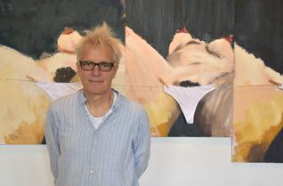 Künstler Andreas Goral vor seiner Gemäldeserie »18+«, bei der echte Slips die Geschlechtsteile verdecken. Mit den Werken hinterfragt er die anhaltende Debatte über die Grenzen zwischen Kunst und Pornografie, die er auch im Jahr 2026 für überholt hält.