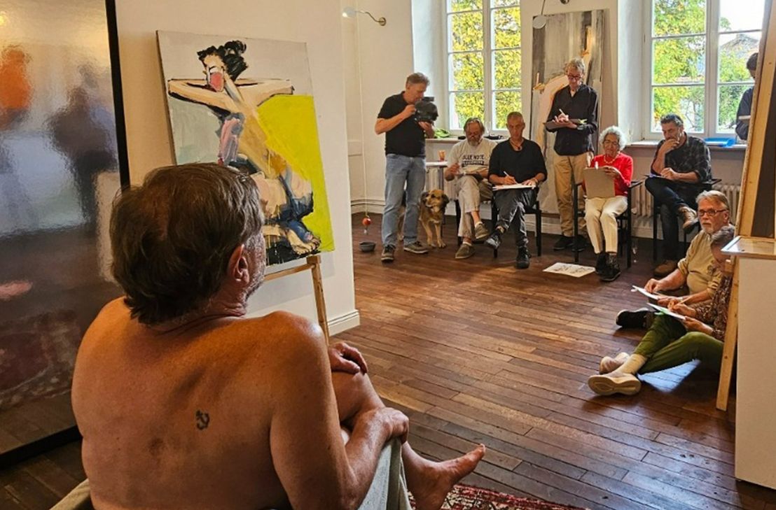 Bei der Vernissage in der Janik Gallery in Ammeldingen bei Neuerburg bot Andreas Goral auch Live-Aktzeichnen an. Die Teilnehmerinnen und Teilnehmer  hatten dabei Gelegenheit, ein Modell vor Ort zeichnerisch festzuhalten.