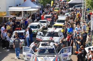 Rallye-Boliden und Fans prägen Ende Juli wieder das Bild im Fahrerlager in Daun. Mehr als 160 Fahrzeuge werden beim Eifel Rallye Festival erwartet. Foto: Hahn/Veranstalter