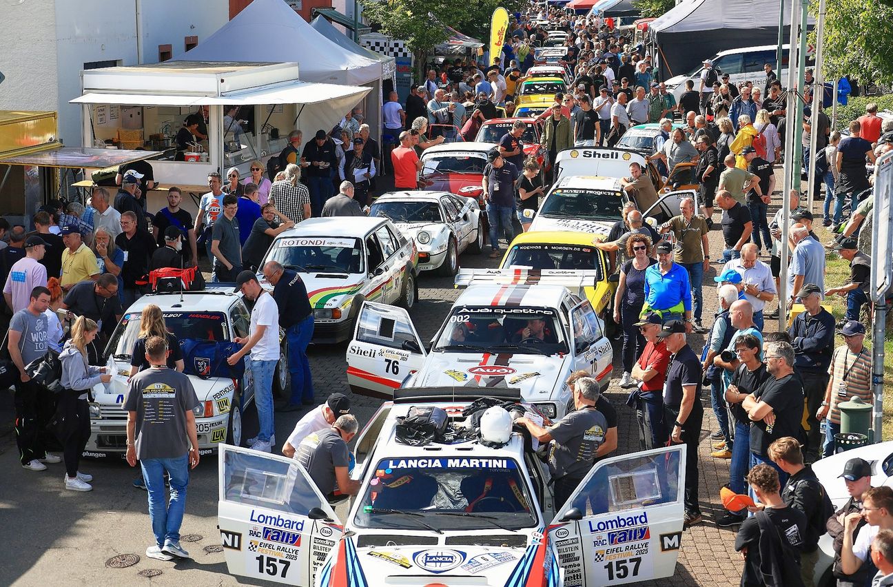 Rallye-Boliden und Fans prägen Ende Juli wieder das Bild im Fahrerlager in Daun. Mehr als 160 Fahrzeuge werden beim Eifel Rallye Festival erwartet. Foto: Hahn/Veranstalter