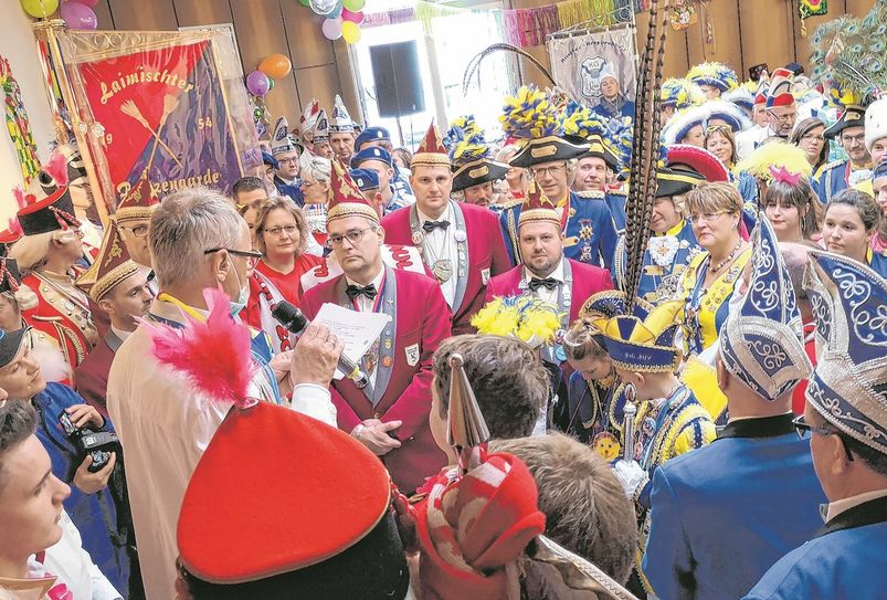 Der Sitzungssaal war bunt und prall gefüllt, wenn die Karnevalsgesellschaften Bürgermeister a.D. Karl-Heinz Hermanss die Macht entrissen. Nachfolger Bernd Goffart zieht in die Dreifachturnhalle um. Foto: Archiv