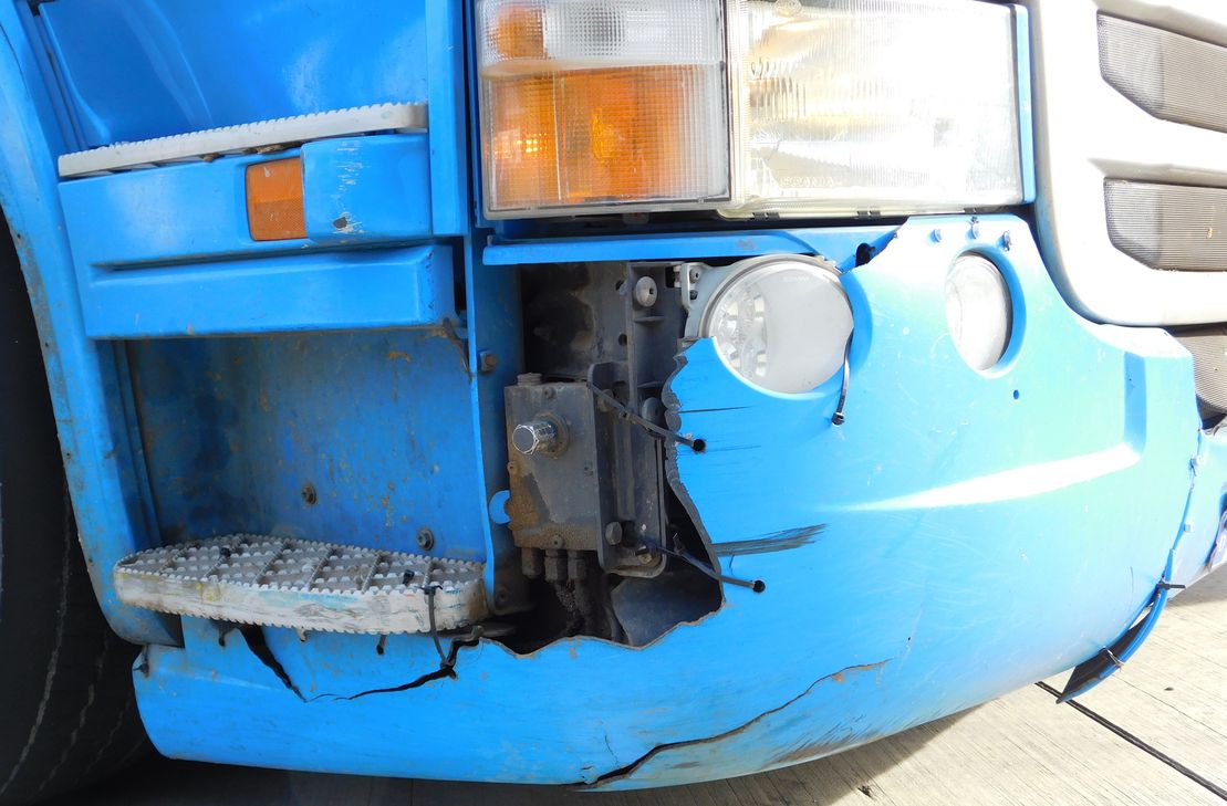 Kontrollierter LKW mit nicht repariertem Unfallschaden.