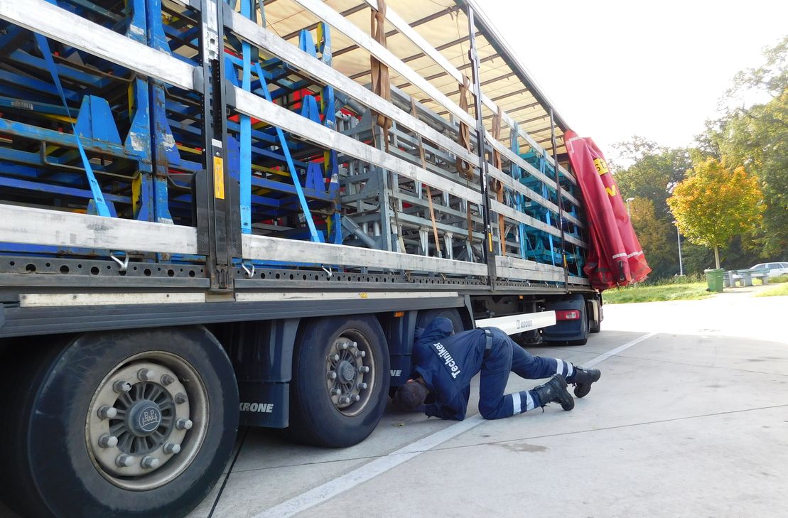 Kontrolle der Fahrzeugtechnik.