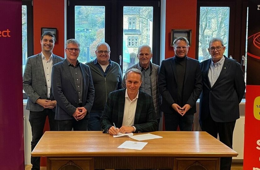 : Westconnect und die Stadt Sankt Goar haben den schnellen Internetausbau in Teilen des Stadtgebietes in den Jahren 2025 und 2026 vereinbart. Bei der Vertragsunterzeichnung der Absichtserklärung waren mit dabei (v.l.): Florian Schmidt, Stefan Engelberth, Stefan Assies, Falko Hönisch, Hans Werner Stein, Sven Bender sowie Stefan Krick.