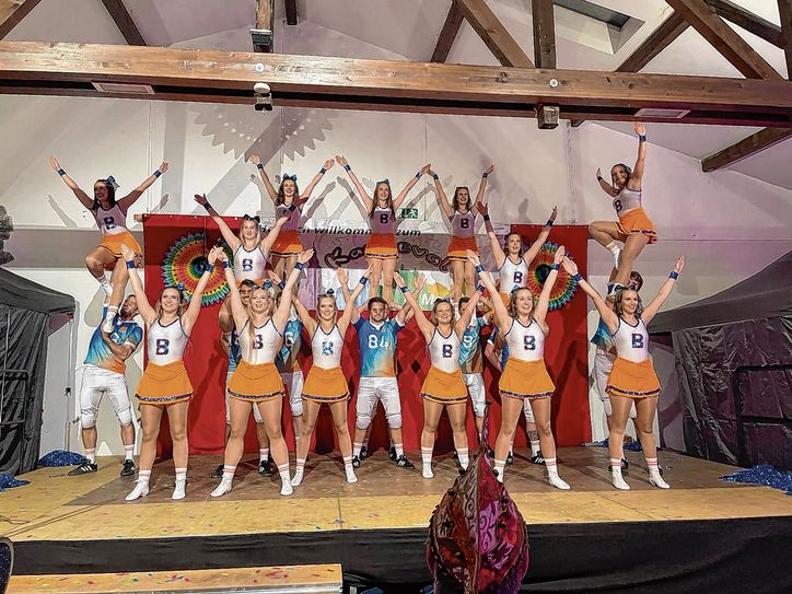 Die Showtanzgruppe »Baccara« aus Eicherscheid zieht als Footballer und Cheerleader durch die Session. Atemberaubende Hebefiguren und elegante Soloeinlagen von Tänzerinnen und Tänzern sind ihre Markenzeichen.