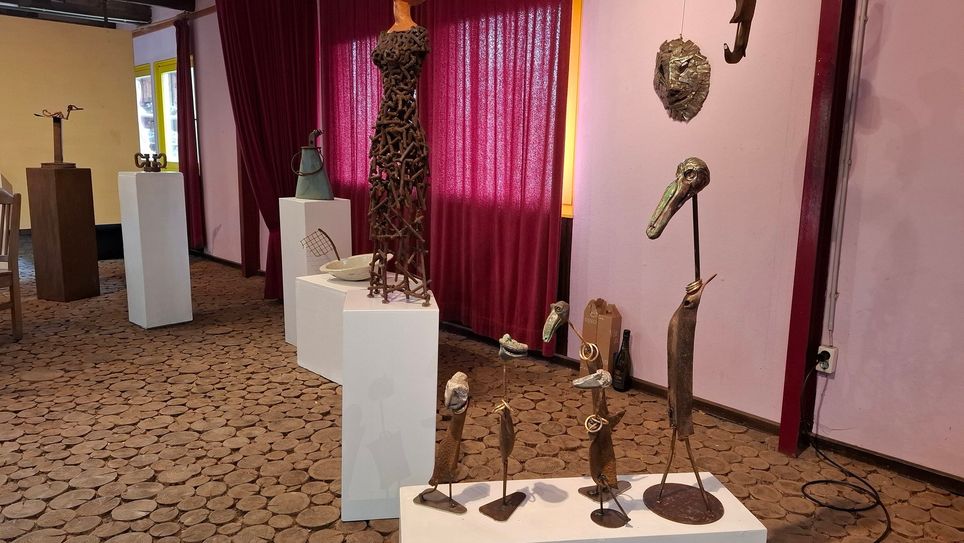 Werke aus Keramik und Metall von sechs Künstlerinnen und Künstlern sind in der Galerie am Pi (Weißenseifen) zu betrachten.