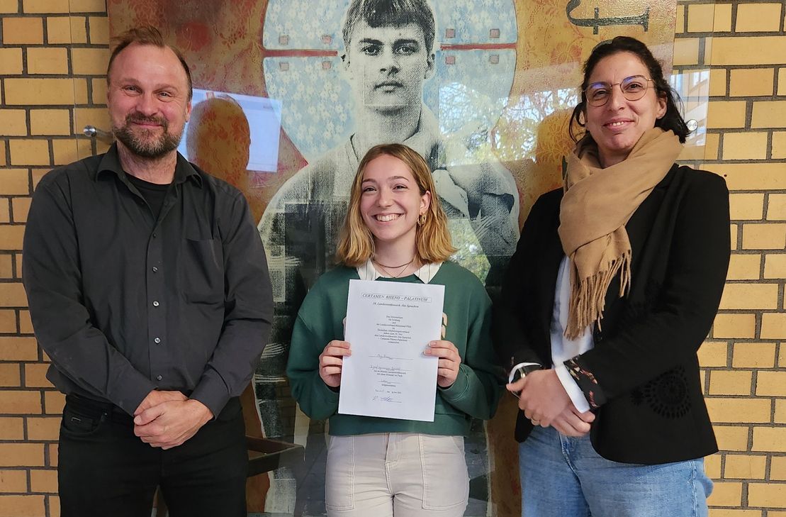 Latein-Schülerin Maja Hauer (Mitte) mit Schulleiterin Katja Hoffmann (rechts) und Latein-Lehrer Rudolf Otten (links).
