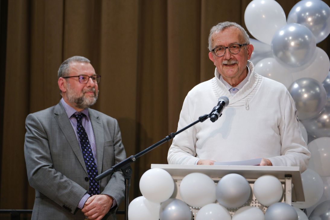 Prof. Dr.-Ing. Manfred Keuser (r.) nahm die Auszeichnung vor.