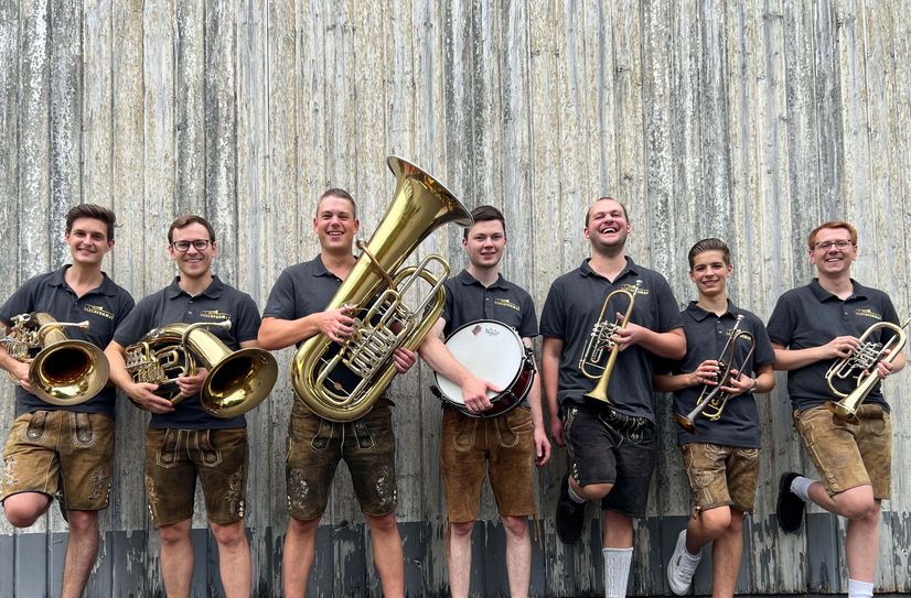 Maximilian Müller, Nico Hoch, Matthias Krause, Felix Förster, Noah Hillinger, André Moosmayer und Cedric Hoch sind »Blechformat«. Das siebenköpfige Blasmusik-Ensemble begeistert mit unterhaltsamen, teils selbst komponierten Stücken und höchster Professionalität. Das Video gibt einen kurzen Einblick in die Polka "Königin der Nacht" von Maximilian Müller.