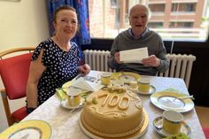 Bürgermeisterin Elvira Garbes gratuliert Peter Endres zum 100. Geburtstag. Seit zwölf Jahren lebt er im Jacobusstift der Vereinigten Hospitien, davor wohnte er in Olewig.
