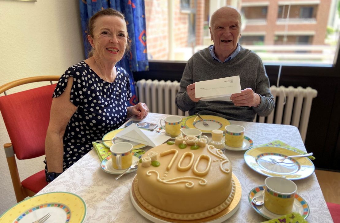 Bürgermeisterin Elvira Garbes gratuliert Peter Endres zum 100. Geburtstag. Seit zwölf Jahren lebt er im Jacobusstift der Vereinigten Hospitien, davor wohnte er in Olewig.