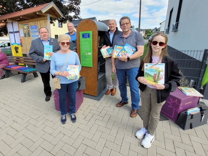 Bildunterschrift: Kurt Reidenbach (Allgemeiner Vertreter der Bürgermeisterin) (v.l.), Helga Kruft (Unterstützerin der Buchpaten), Bernd Metzen (Buchpate), Achim Diewald (Kommunalmanager von Westenergie), Martin Mehrens (Buchpate), Lilian Preiser (Tochter der Bürgermeisterin) gaben den Startschuss für die neue Tauschbörse. Foto: Mager/Stadt Bad Münstereifel