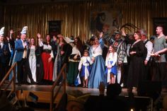 Große Freude: Das neue Ehranger Prinzenpaar Prinz Stefan II. von REWE Familie Pojanow und Prinzessin Tamara I. von den Kylltal Reisebüros mit Kindern, Hofstaat und Aktiven.