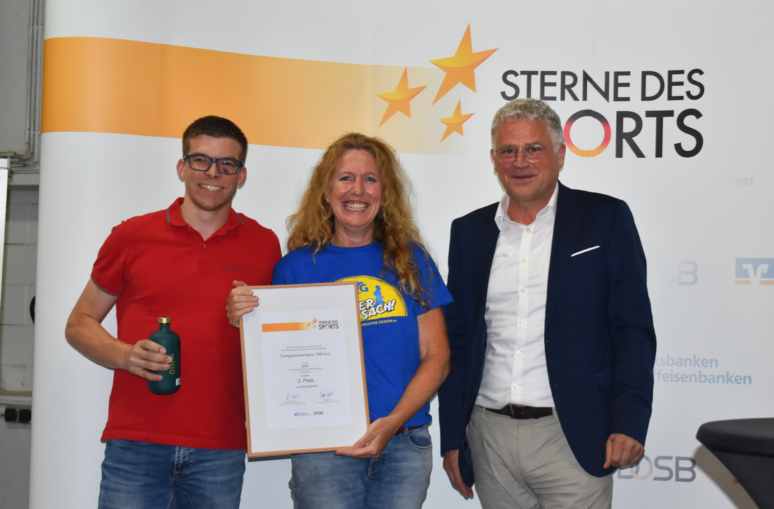 Der Vertreter und die Vertreterin der Turngemeinde Konz nehmen die Glückwünsche für den dritten Platz entgegen