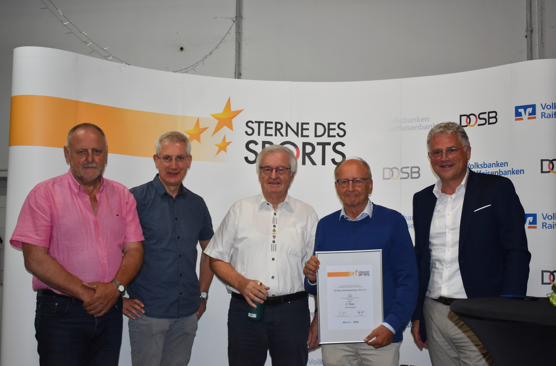 Die Vertreter des SV Blau-Weiß Neuerburg nehmen die Glückwünsche für den zweiten Platz entgegen