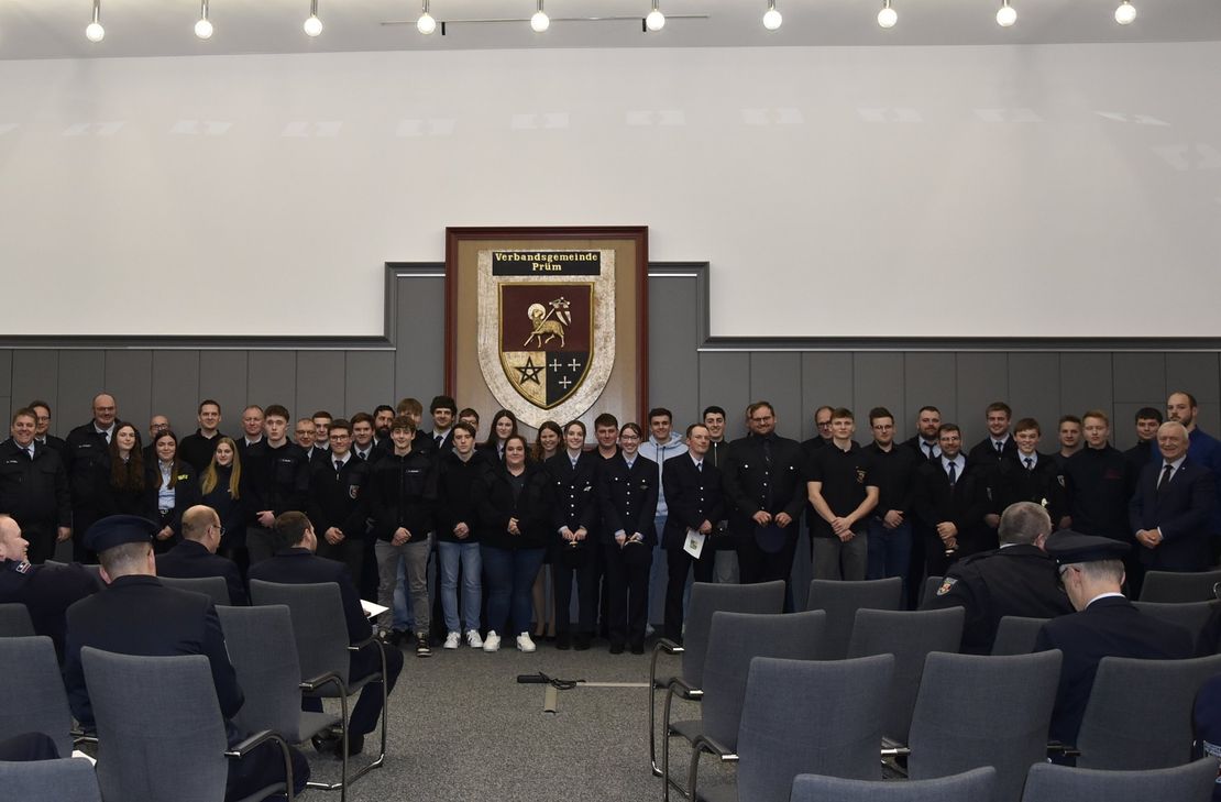 Gruppenfoto der 39 neu zum Feuerwehrdienst verpflichteten Kameradinnen und Kameraden.