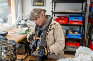 Präparation der Raubsaurier-Funde im PaleoLab des Dinosaurierparks Teufelsschlucht durch die Paläontologin Dr. Lea Numberger-Thuy